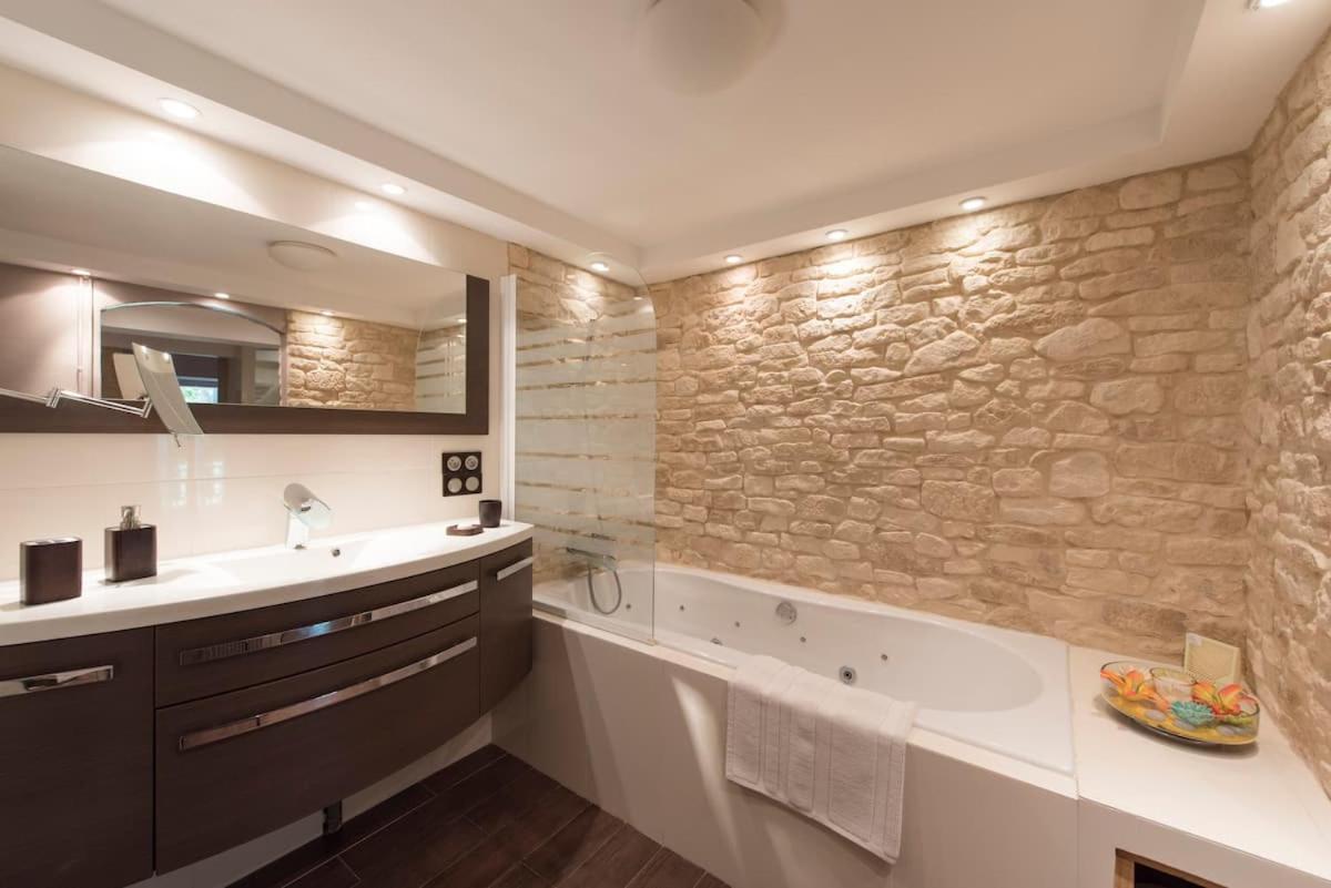 Clot De Felines Chambre Spacieuse Hotel Entrevaux Exterior photo