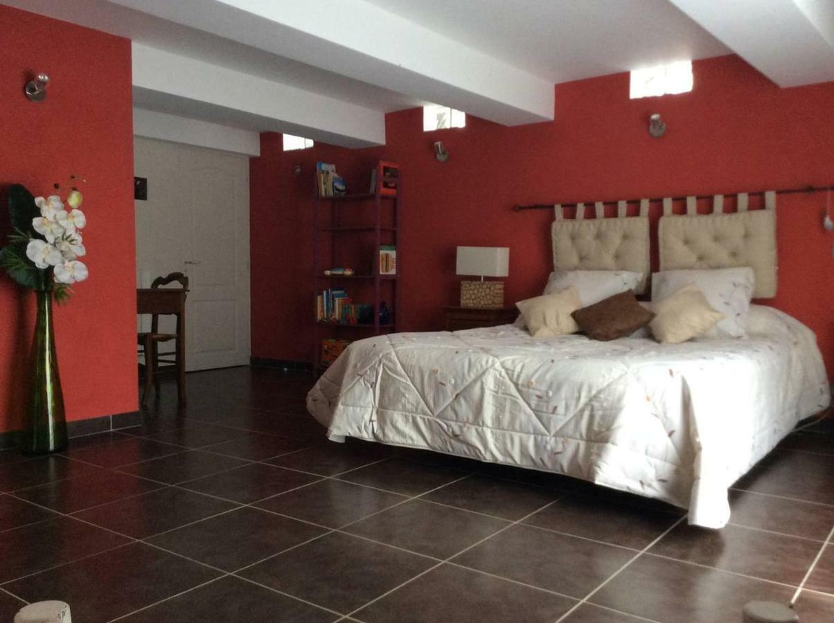 Clot De Felines Chambre Spacieuse Hotel Entrevaux Exterior photo
