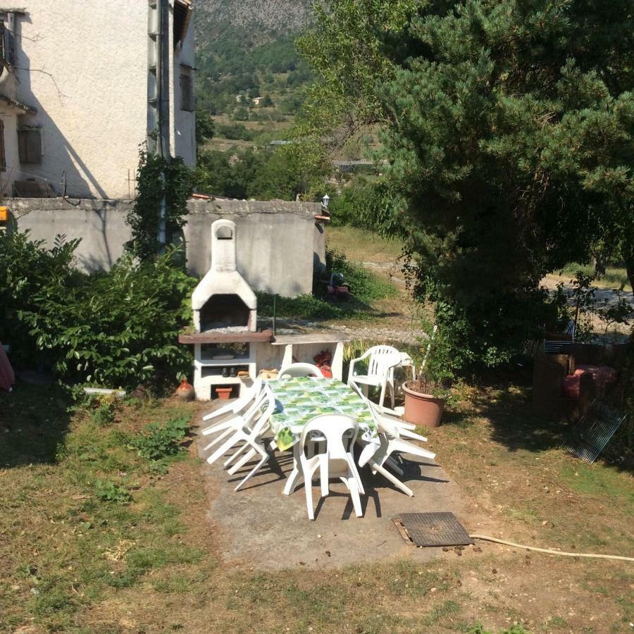 Clot De Felines Chambre Spacieuse Hotel Entrevaux Exterior photo